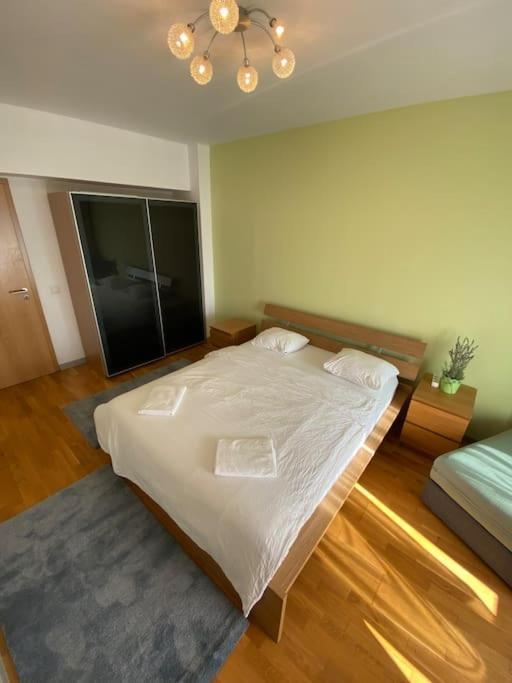 Green Apartment 214 With Private Parking Bucarest Extérieur photo